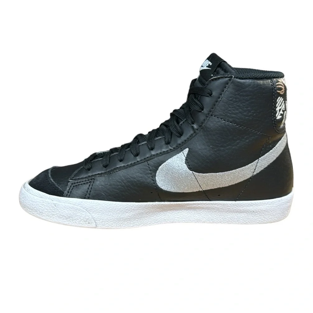 Nike Blazer Mid ‘77 SE (GS) Black Playful Fonts DJ0265-001 Shoes- SZ 5.5Y- 7.5 W